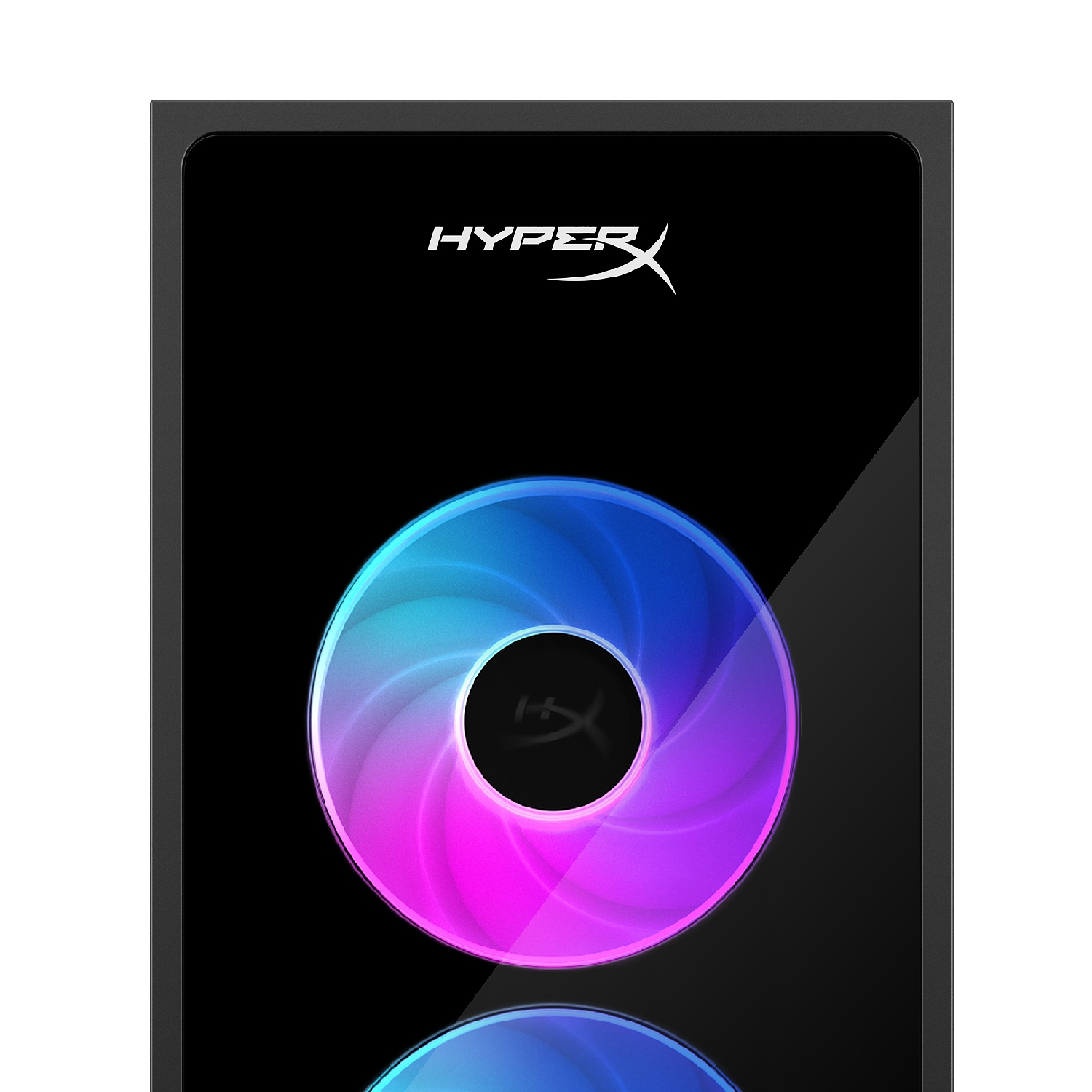 Un panel de carcasa de PC negro muestra el logo blanco de HyperX y un ventilador RGB azul y morado brillante.