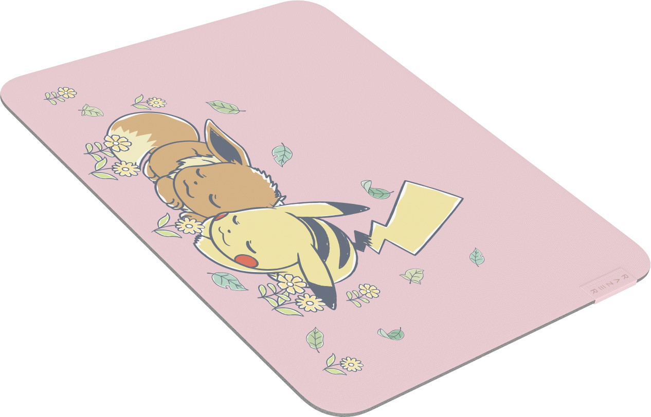 Rosa Mauspad mit Illustration von schlafendem Evoli und Pikachu umgeben von kleinen Blumen.