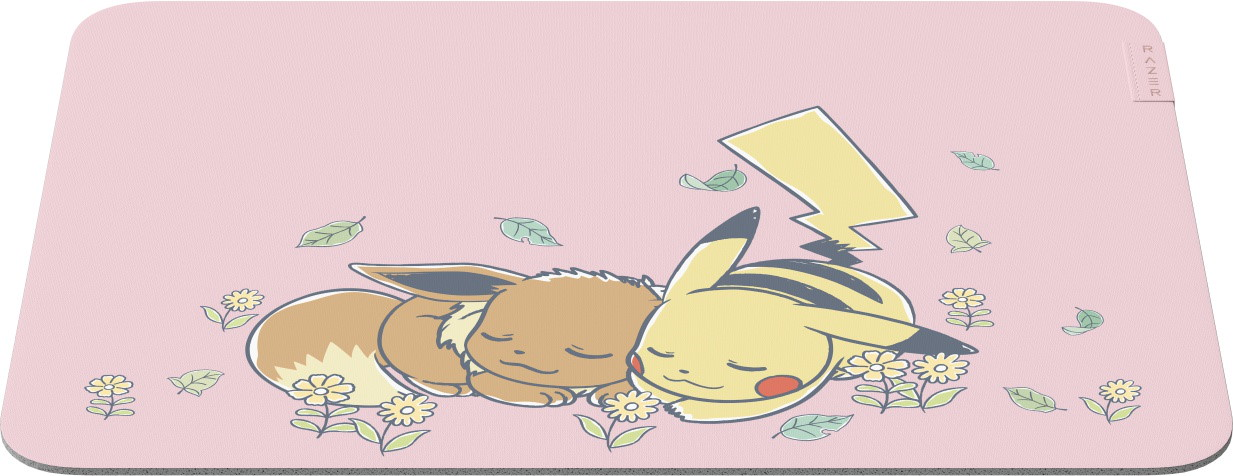 Rosa Mauspad mit Pikachu und Evoli, die friedlich im Gras und Blumen schlafen.