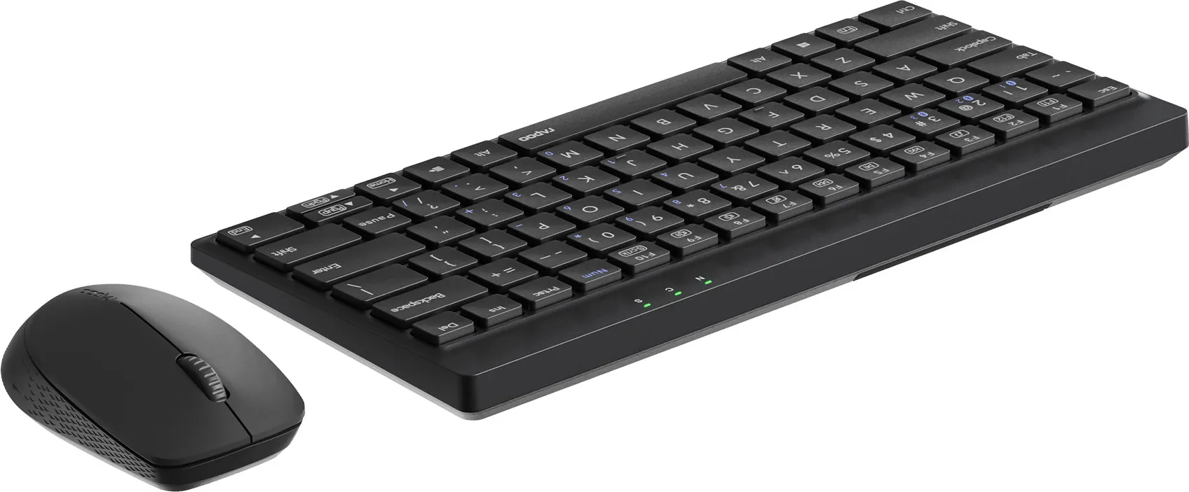 Un clavier sans fil noir et une souris d'ordinateur assortie sur fond blanc.