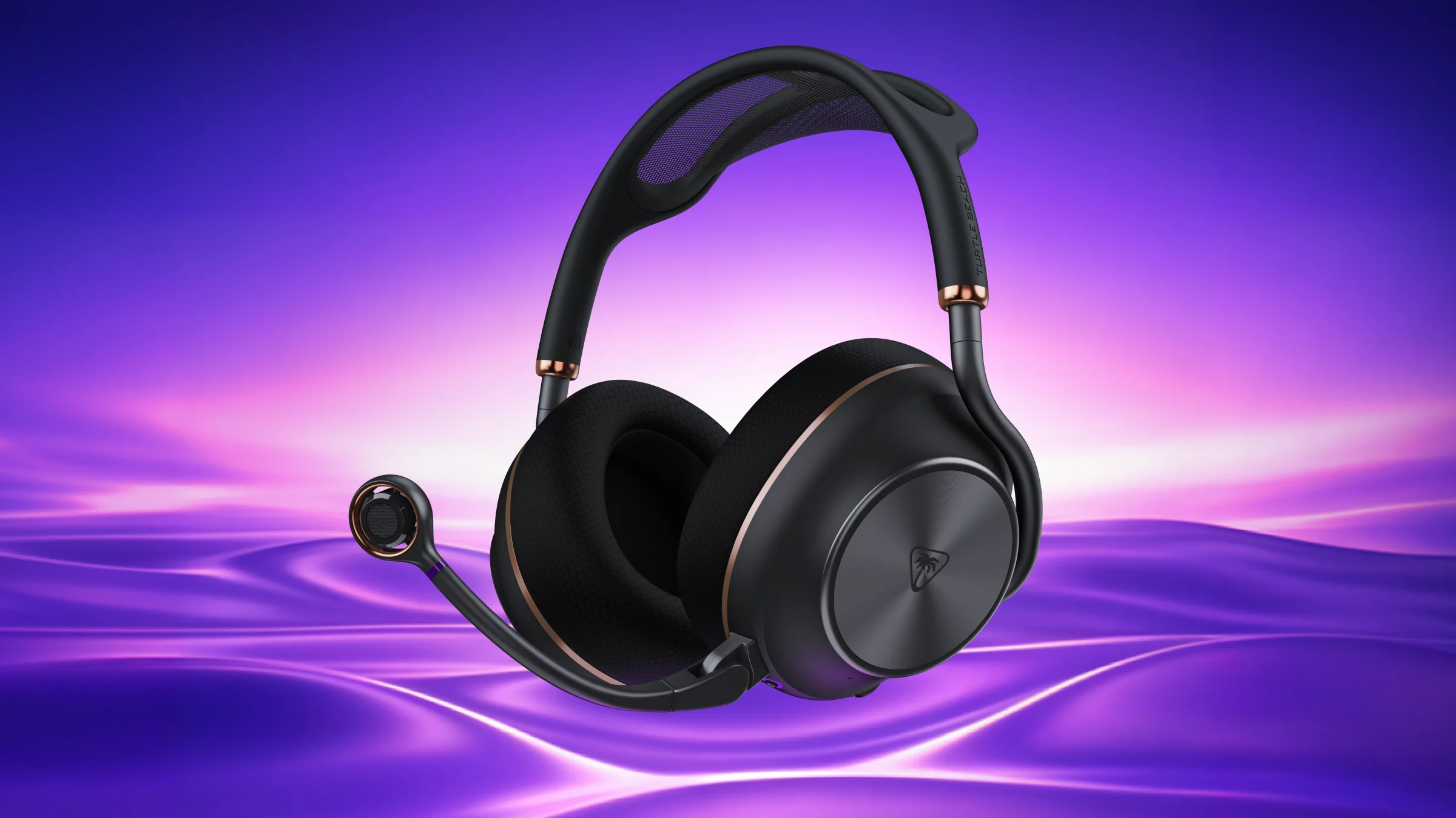 Cuffie da gaming wireless nere e oro rosa con microfono attaccato, su uno sfondo astratto viola vibrante.