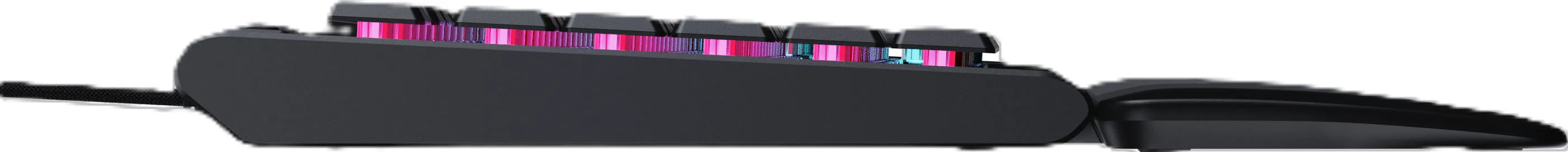 Vue latérale d'un clavier d'ordinateur noir avec un rétroéclairage RGB coloré sous les touches.