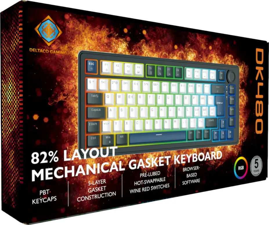 Boîte du clavier mécanique Deltaco Gaming DK480 82% layout gasket avec un fond enflammé.