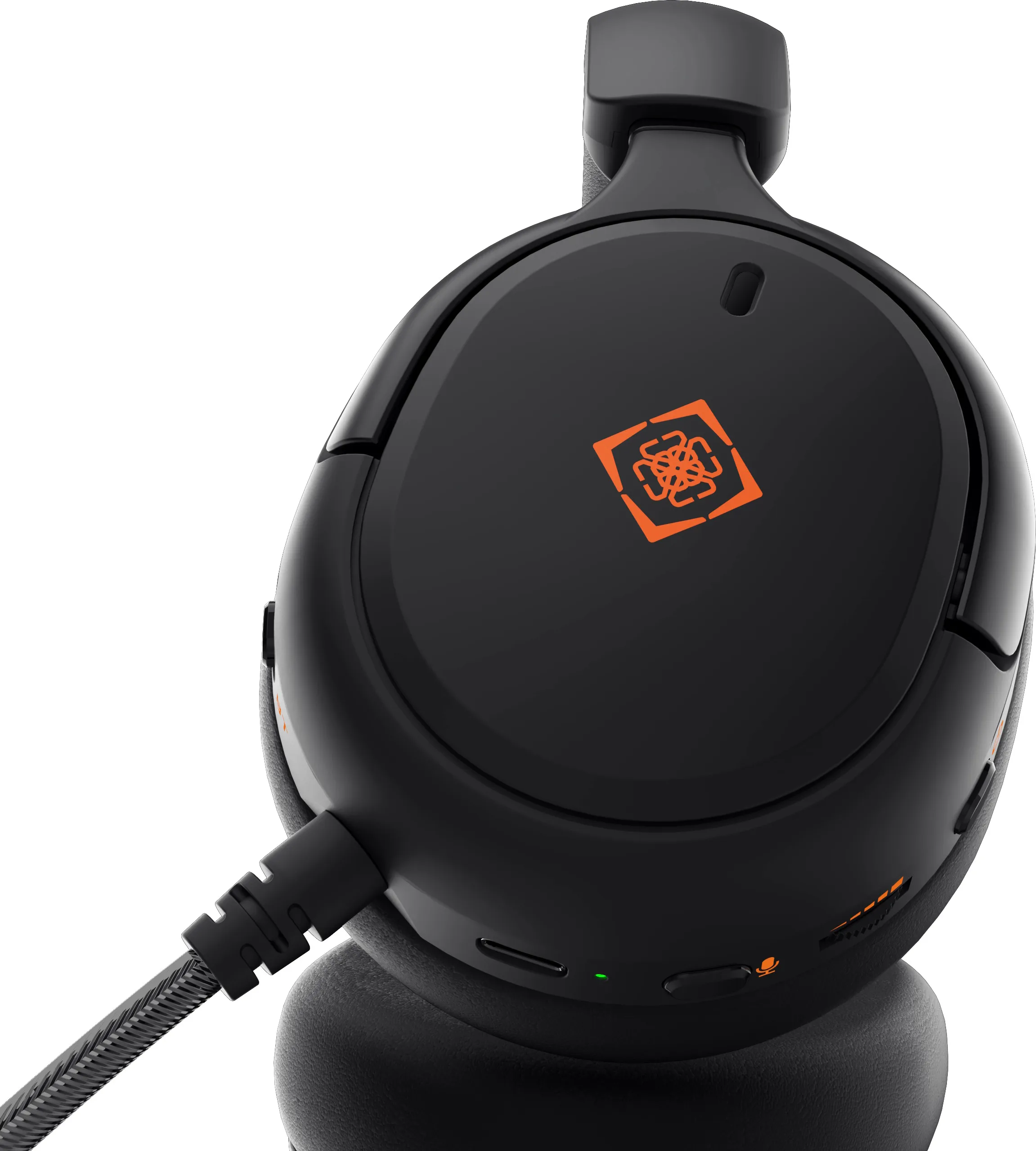 Gros plan d'un casque de jeu noir avec un logo orange et un câble sur fond blanc.