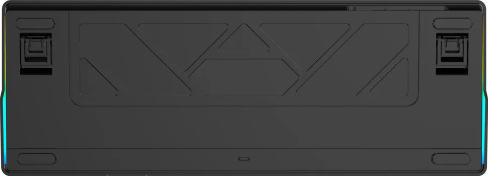 Dessous d'un clavier noir avec un motif géométrique, des pieds réglables et un éclairage latéral RGB.