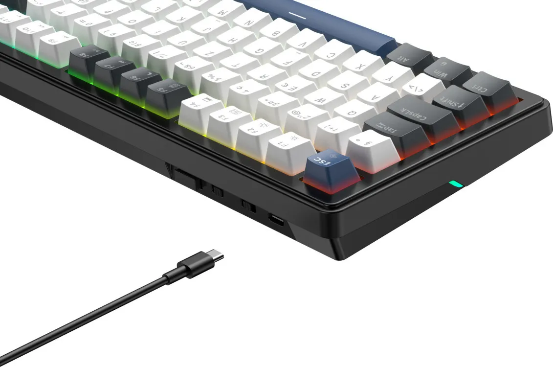 Un clavier mécanique avec des touches blanches et noires et un éclairage RGB, illustré avec un câble USB-C.