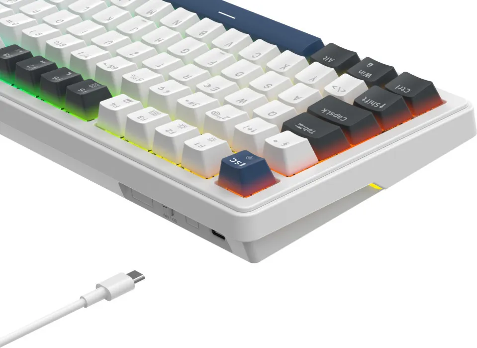 Un clavier mécanique blanc avec des touches rétroéclairées colorées et un câble de charge Type-C en dessous.