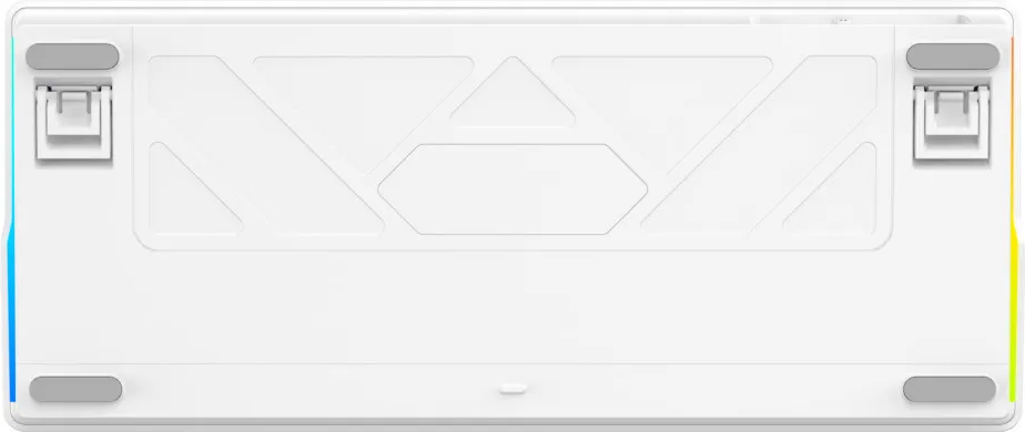 Vue de dessous d'un clavier blanc avec des pieds en caoutchouc, des supports pliables et des motifs géométriques.