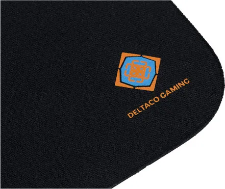 Tapis de souris noir en tissu avec un logo orange Deltaco Gaming et un motif bleu dans le coin.