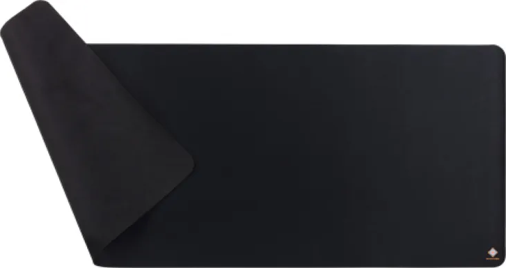 Un grand tapis de bureau noir plat, avec son coin gauche partiellement enroulé sur fond blanc.
