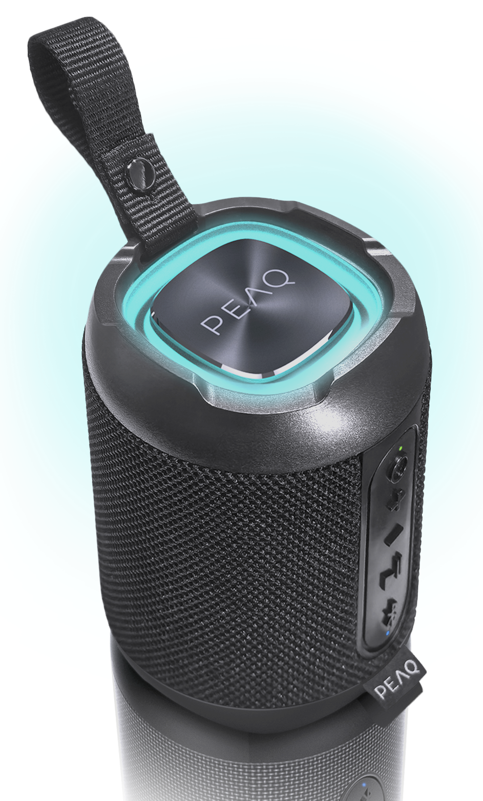 Czarny głośnik Bluetooth PEAQ z świecącym turkusowym pierścieniem świetlnym i czarną siatką na ciemnym tle.