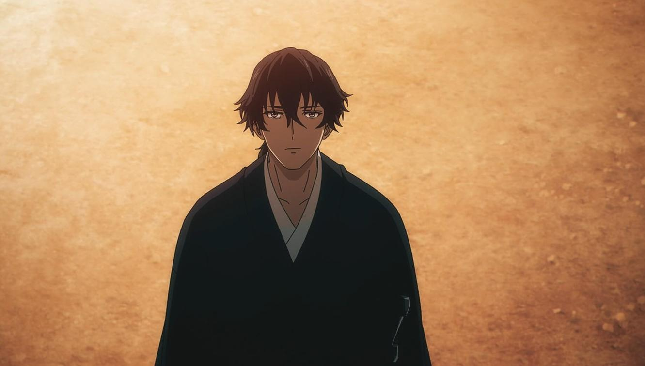 Ein Anime-Mann mit dunklem Haar und schwarzem Kimono steht vor einem hellbraunen Hintergrund.
