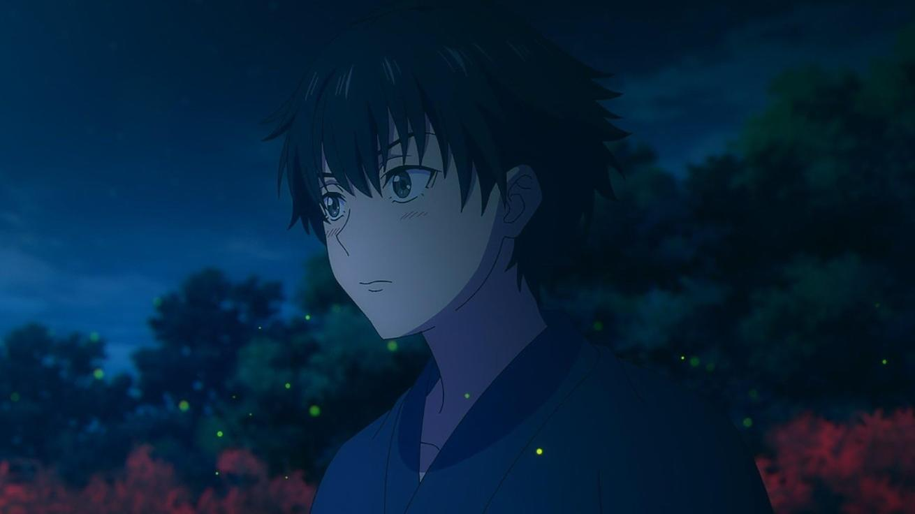 Ein Anime-Junge mit dunklen Haaren blickt nachts in einer von Glühwürmchen beleuchteten Waldlandschaft zur Seite.