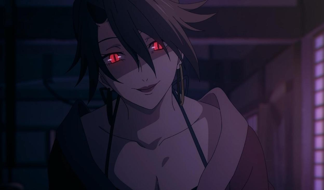 Eine Anime-Figur mit dunklen Haaren und leuchtend roten Augen lächelt süffisant im gedimmten Licht.