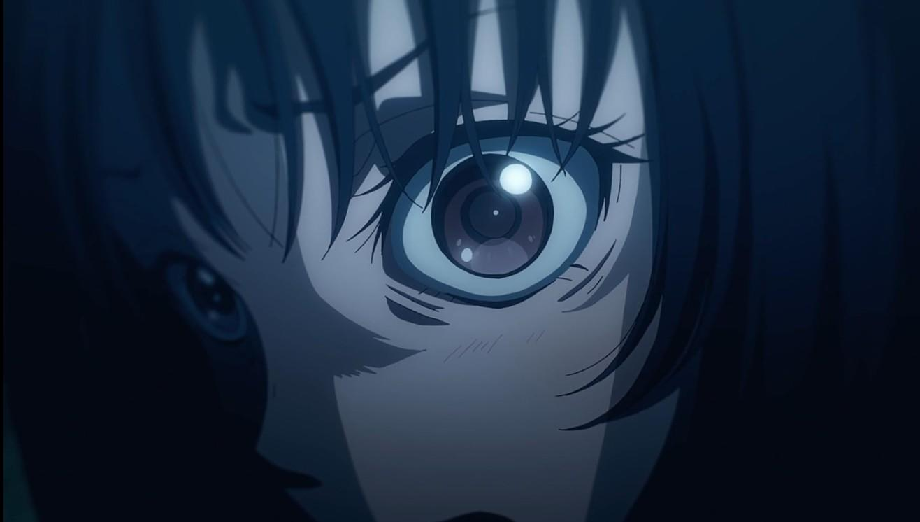 Nahaufnahme eines Anime-Gesichts, mit Fokus auf ein großes, leuchtend blaues Auge in dunkler Umgebung.
