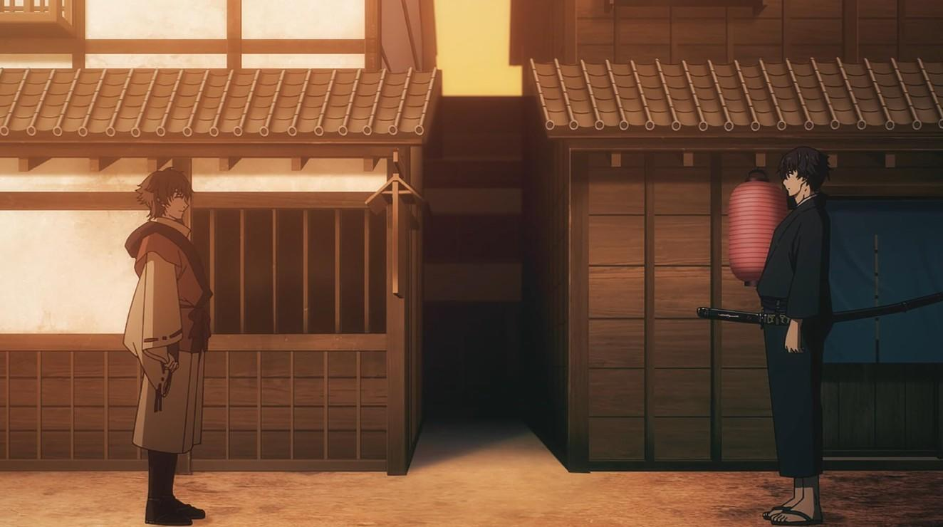 Zwei Männer stehen sich in einer traditionellen japanischen Straße mit Holzhäusern gegenüber.