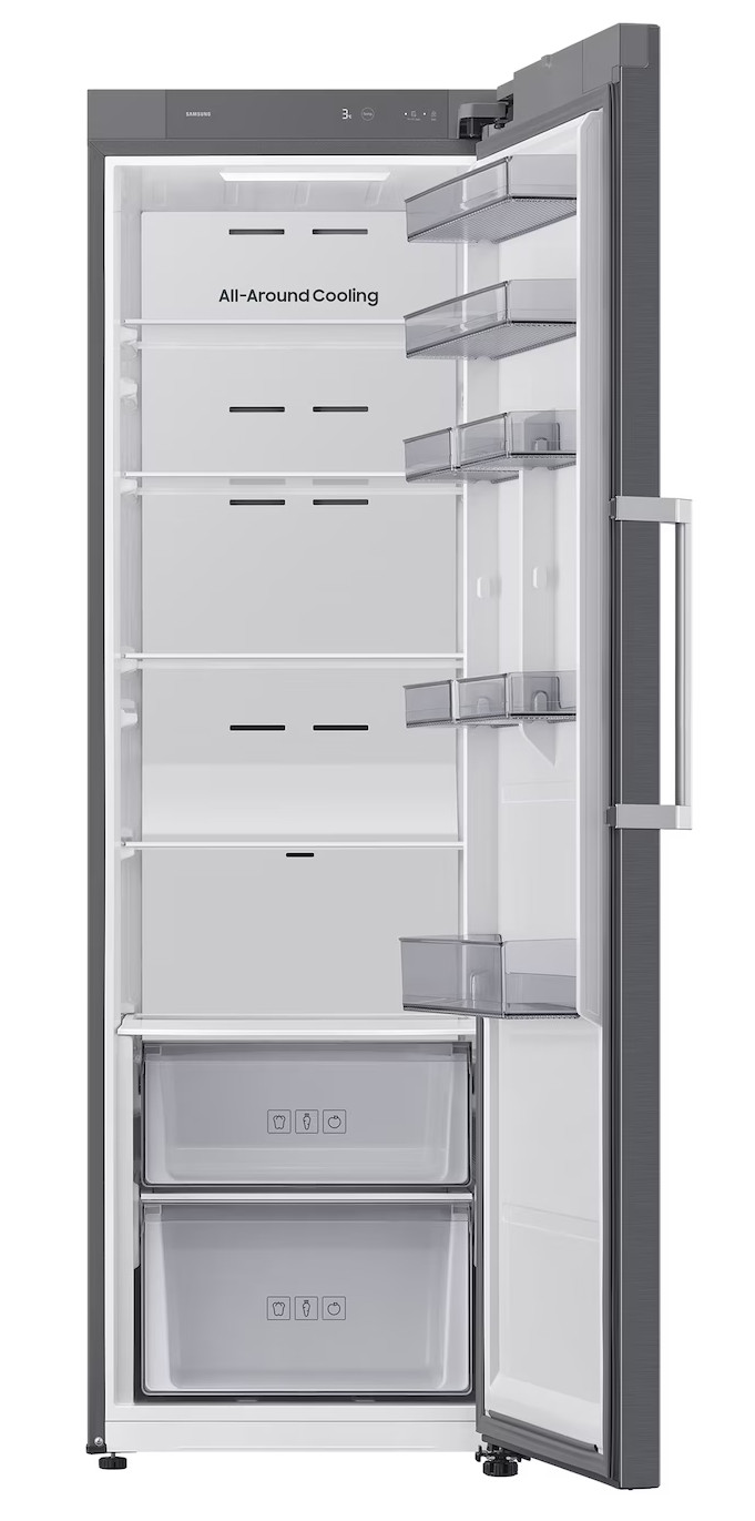 Otwarta szara lodówka Samsung z systemem All-Around Cooling, szklanymi półkami i kieszeniami na drzwiach.