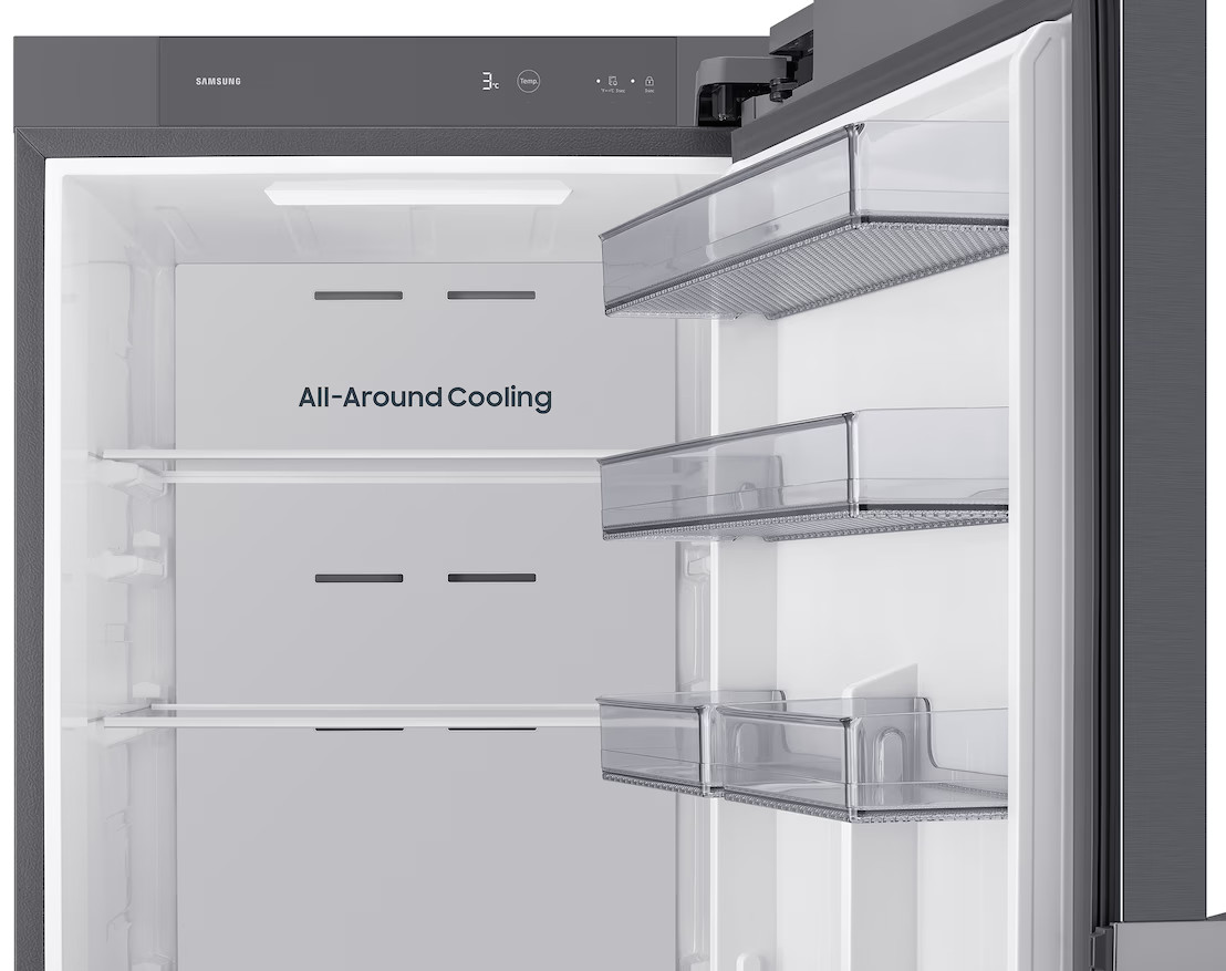 Wnętrze otwartej lodówki Samsung z funkcją All-Around Cooling i przezroczystymi półkami.