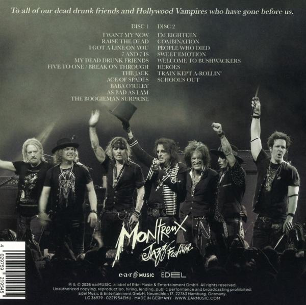 Schwarzweißfoto der Band Hollywood Vampires auf der Bühne mit Tracklist und Text darüber.