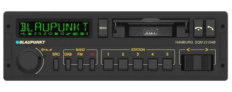 Czarne radio samochodowe Blaupunkt Hamburg SQM 23 DAB z zielonym wyświetlaczem, przyciskami, pokrętłem i portem USB.