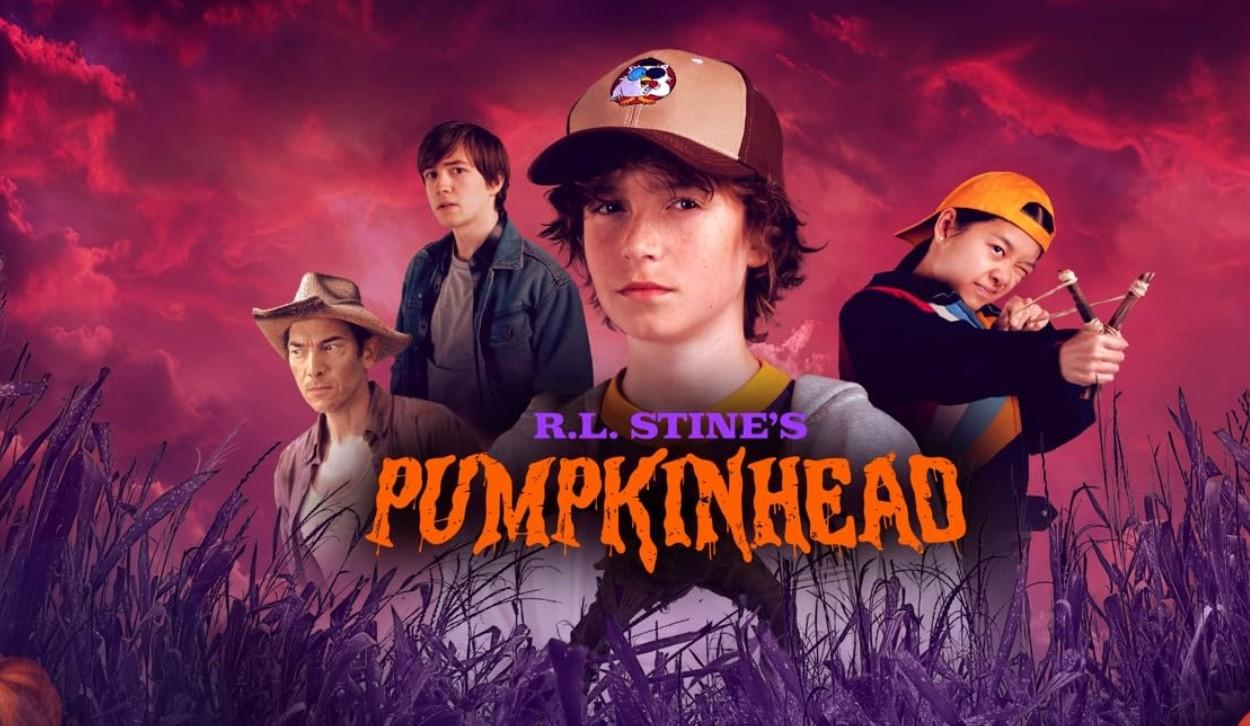 Filmplakat von R.L. Stine's Pumpkinhead mit vier Kindern vor einem roten Himmel und verwildertem Gras.