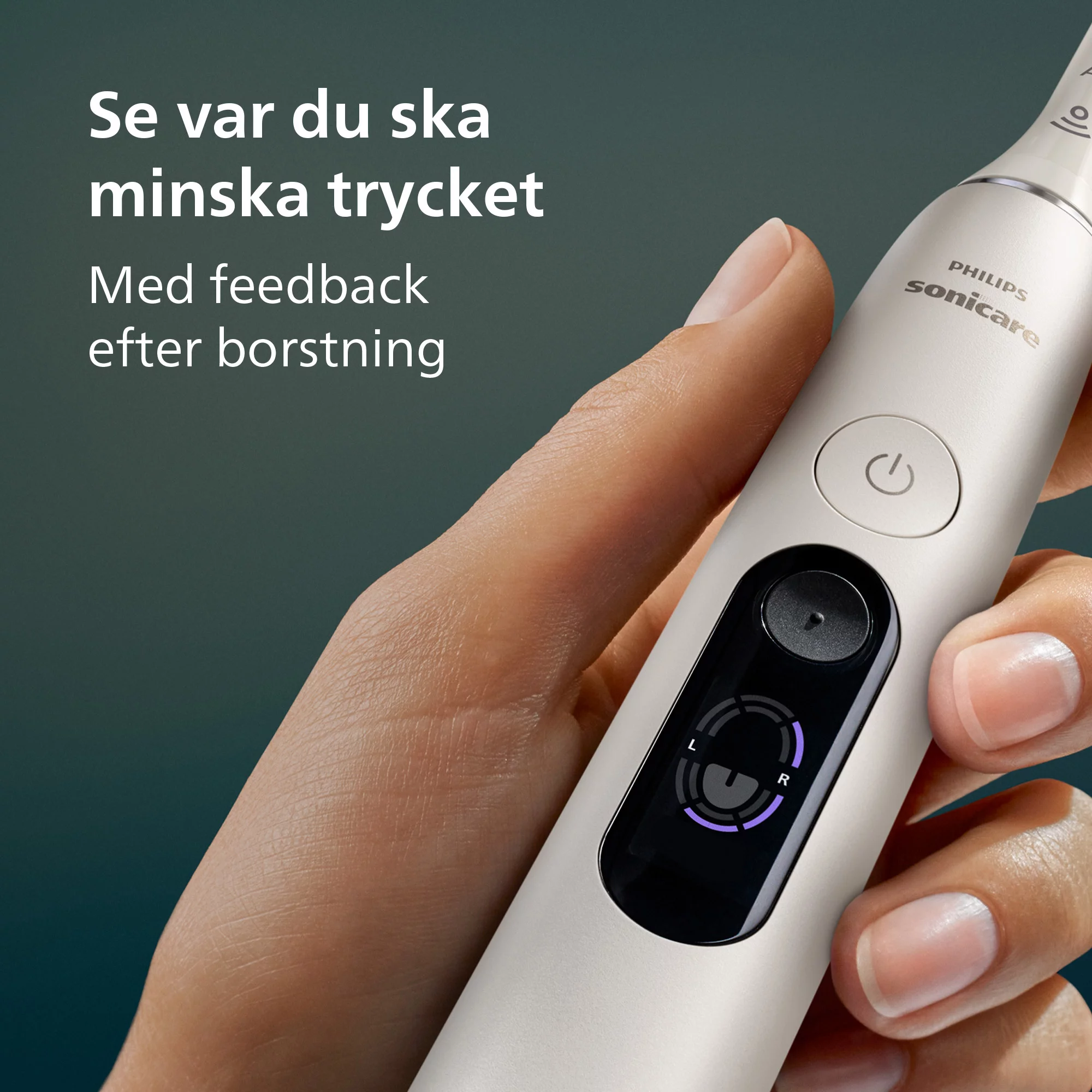 Hand hält eine weiße Philips Sonicare Zahnbürste mit Display; schwedischer Text links.