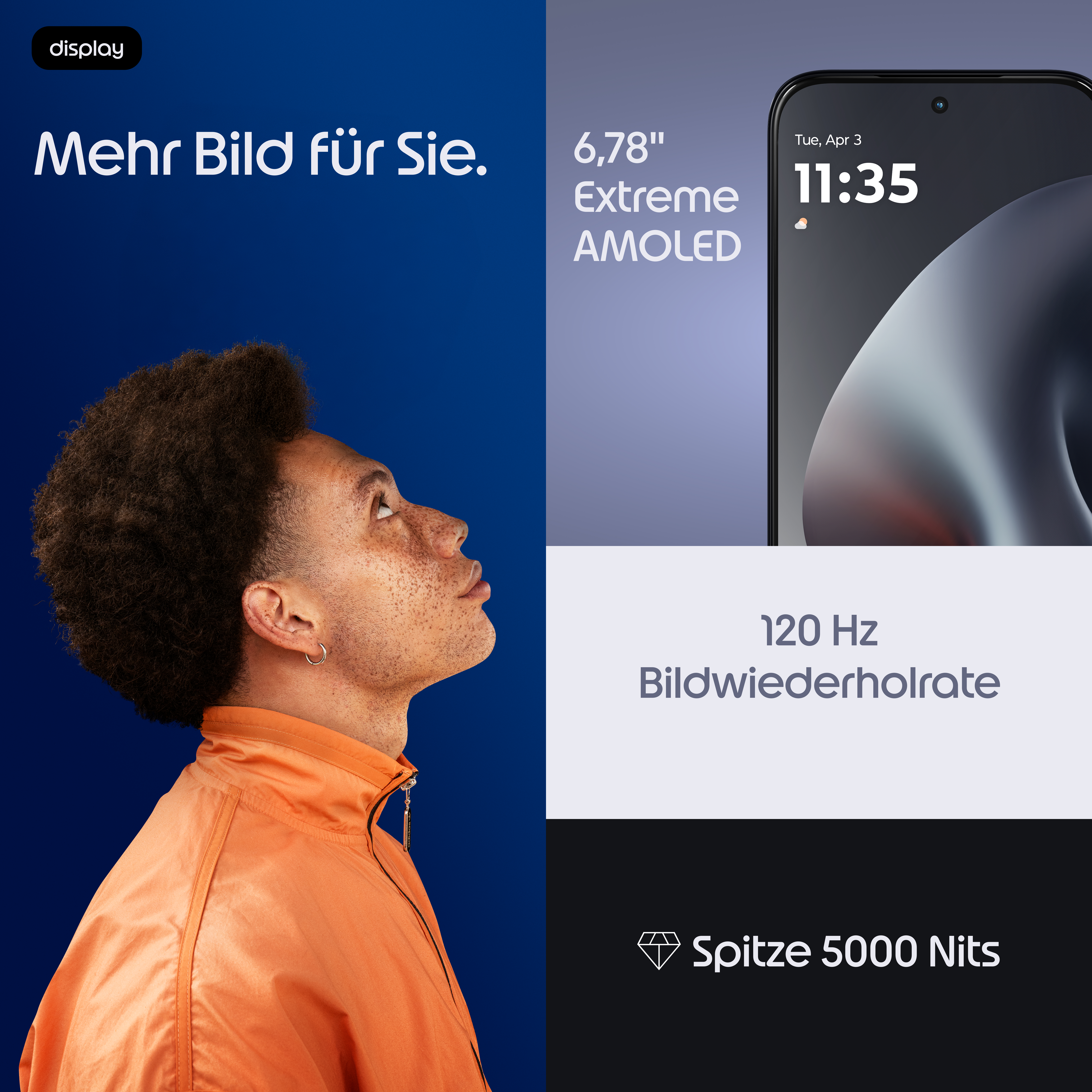 Ein junger Mann im orangefarbenen Pullover blickt nach oben neben einer Smartphone-Werbung mit technischen Details.