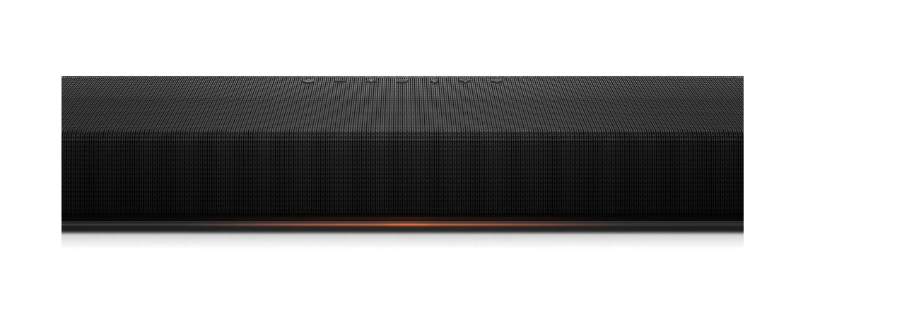 Beyaz arka planda, ince ızgaralı ve alt kısmında sıcak turuncu ışık yanan siyah bir soundbar.