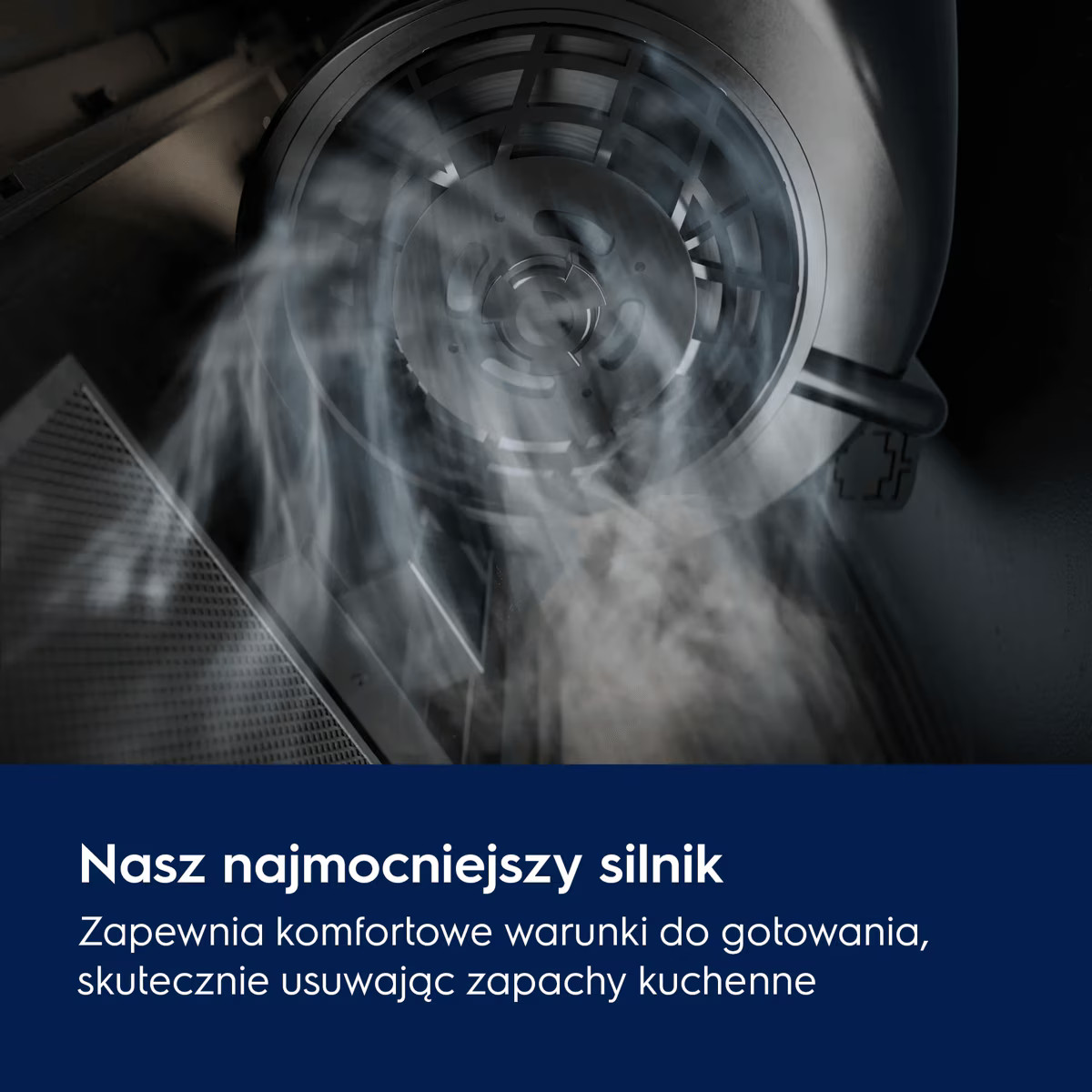 Potężny silnik okapu zasysa parę przez metalowy filtr.