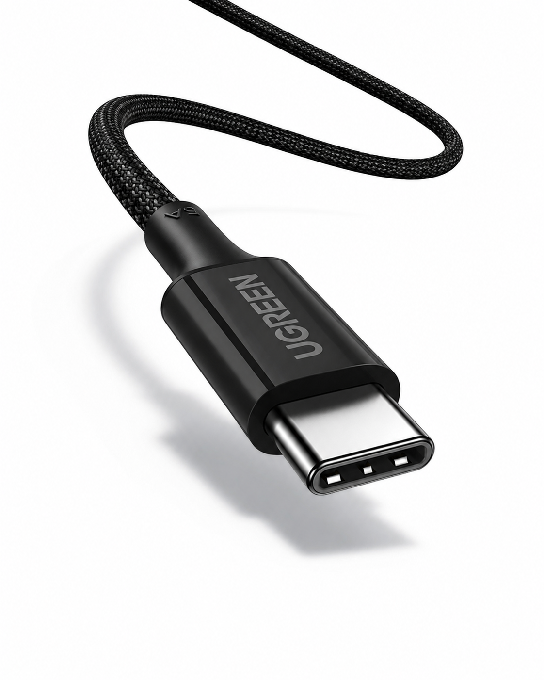 Beyaz arka plan üzerinde örgü kılıflı siyah UGREEN USB-C kablosu.