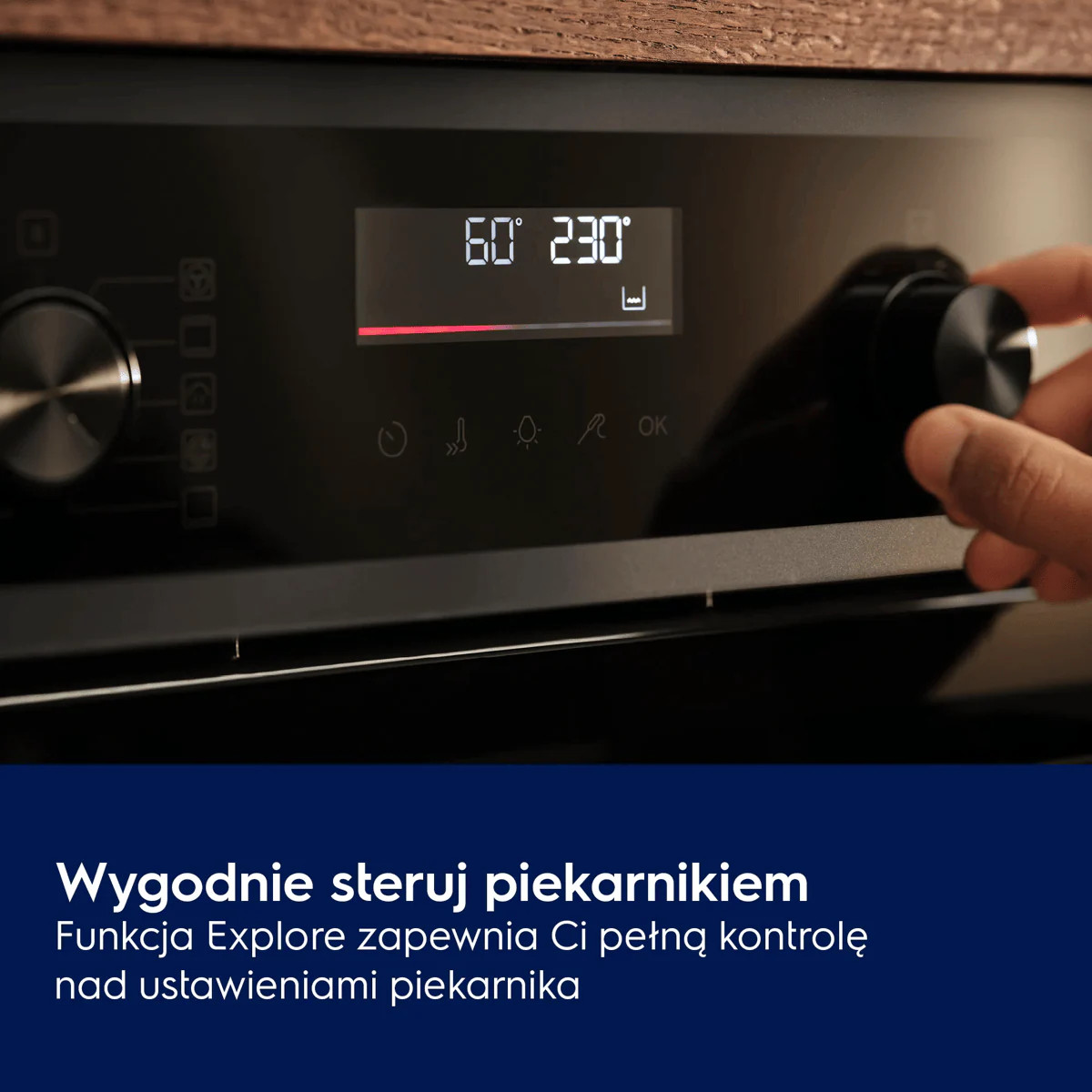 Ręka przekręca pokrętło na nowoczesnym czarnym panelu sterowania piekarnika z wyświetlaczem.
