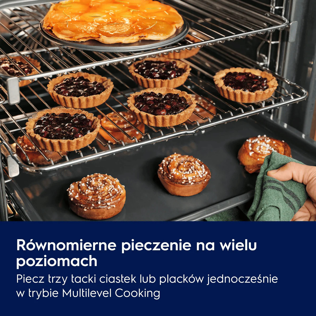 Piekarnik z wieloma poziomami piecze ciastka, tarty i bułeczki cynamonowe jednocześnie.