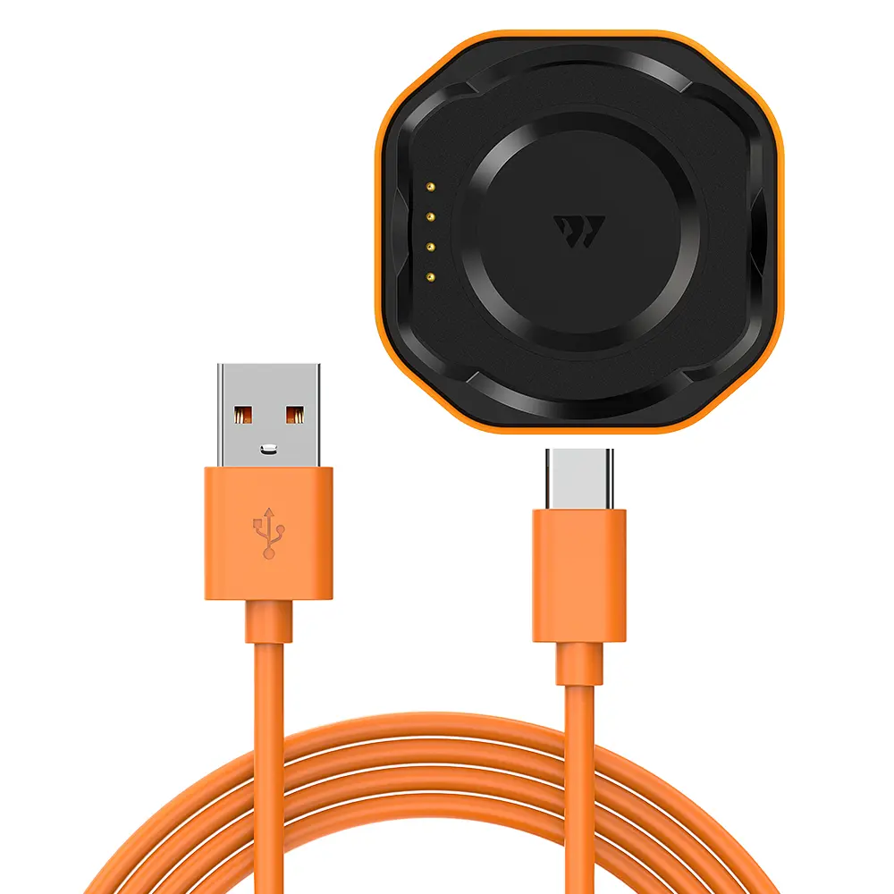 Fekete töltő narancssárga peremmel és narancssárga USB-kábellel fehér háttéren.