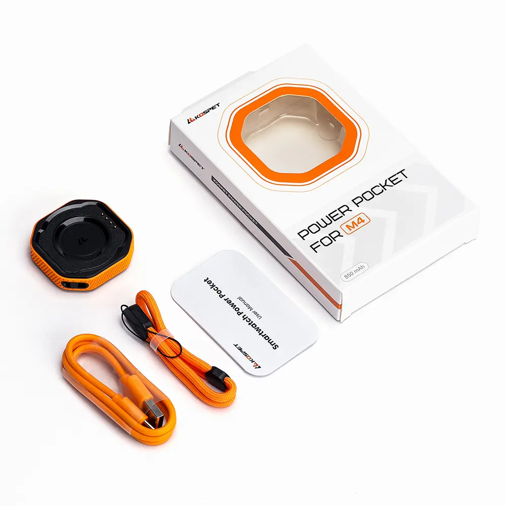 Fehér Kospet Power Pocket M4 doboz, narancs töltő, szíj és kézikönyv fehér felületen.
