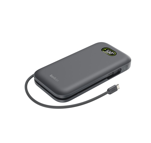Beyaz arka planda yüzde 100 dijital ekranlı ve bağlı USB-C kablolu koyu gri Belkin taşınabilir şarj cihazı.