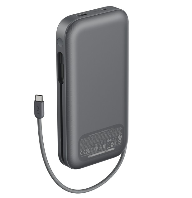 Açık arka plan üzerinde köşeleri yuvarlatılmış gri taşınabilir şarj cihazı ve USB-C kablosu.