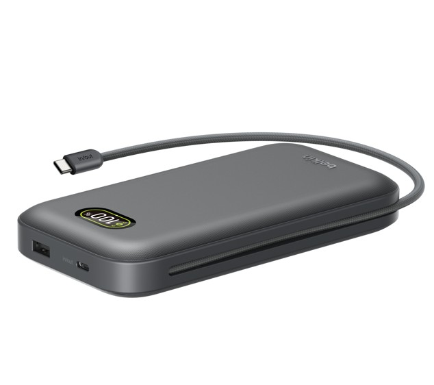 Beyaz arka plan üzerinde %100 dijital ekranlı, USB bağlantı noktalarına ve bağlı bir USB-C kablosuna sahip gri Belkin taşınabilir şarj cihazı.