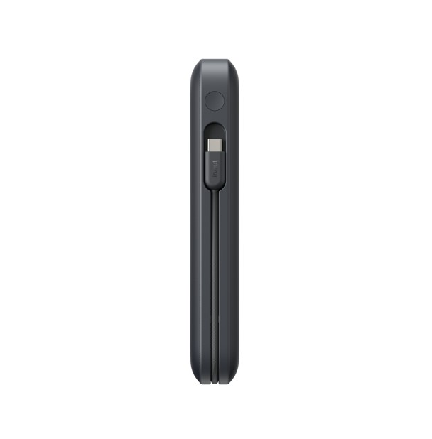 Beyaz arka planda entegre USB-C kablosu ve güç düğmesi bulunan koyu gri bir taşınabilir şarj cihazı.
