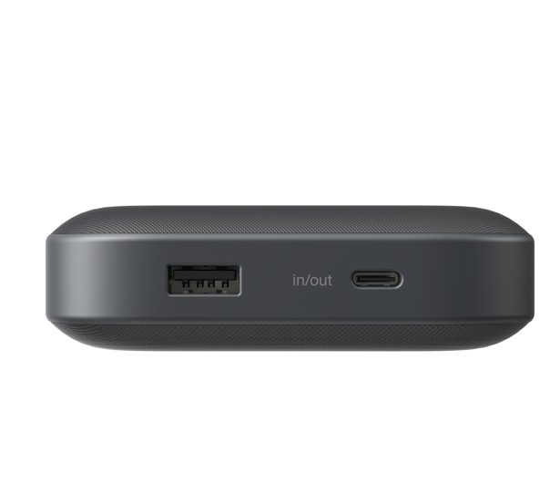 Bir USB bağlantı noktası, in/out yazısı ve bir USB-C bağlantı noktasına sahip gri powerbank.
