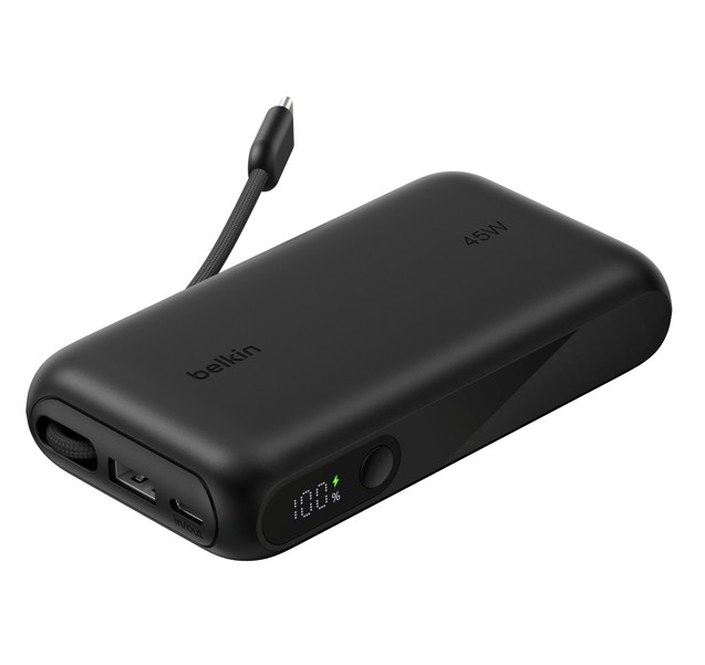 Beyaz arka planda bağlı USB-C kablosu ve dijital pil yüzdesi ekranı bulunan siyah Belkin 45W taşınabilir şarj cihazı.