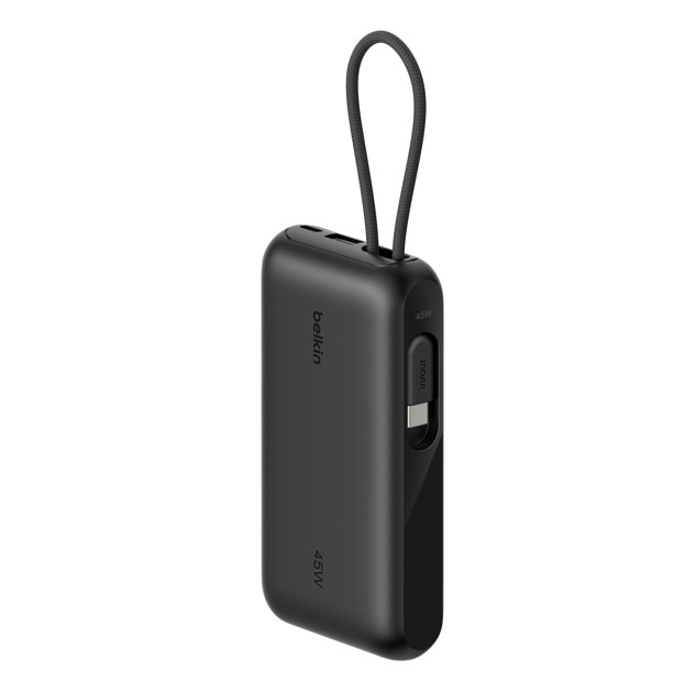 Beyaz arka planda 45W gücünde ve entegre USB-C kablolu siyah Belkin powerbank.