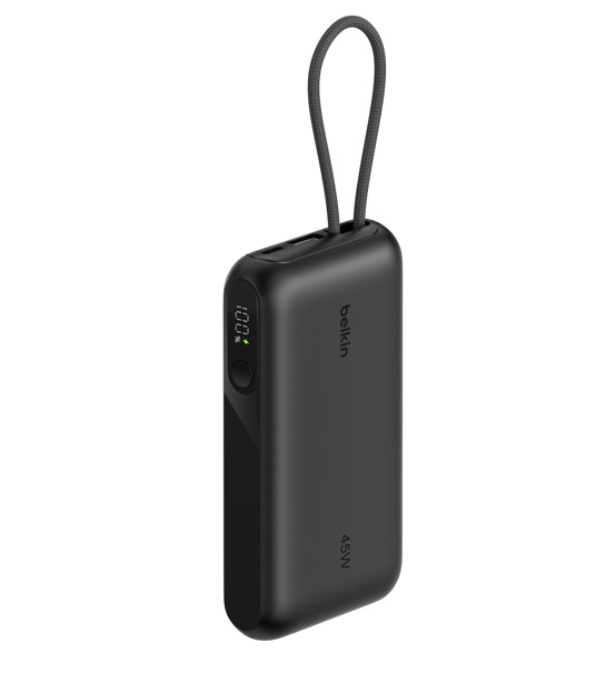 Beyaz arka planda taşıma halkalı ve dijital pil yüzdesi göstergeli siyah Belkin 45W taşınabilir şarj cihazı.