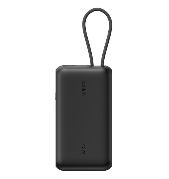 Beyaz arka planda pratik taşıma halkalı siyah Belkin 45W taşınabilir şarj cihazı.