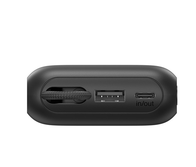 Beyaz arka planda entegre kablolu, USB bağlantı noktalı ve USB-C bağlantı noktalı siyah taşınabilir şarj cihazı.