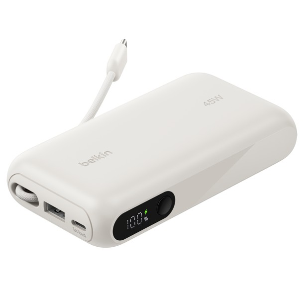 Beyaz arka planda entegre kablolu ve dijital pil göstergeli beyaz Belkin 45W powerbank.