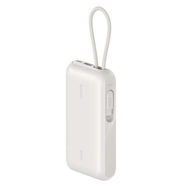 Beyaz arka planda entegre bağlantı noktalarına ve gri taşıma kayışına sahip beyaz Belkin 45W powerbank.