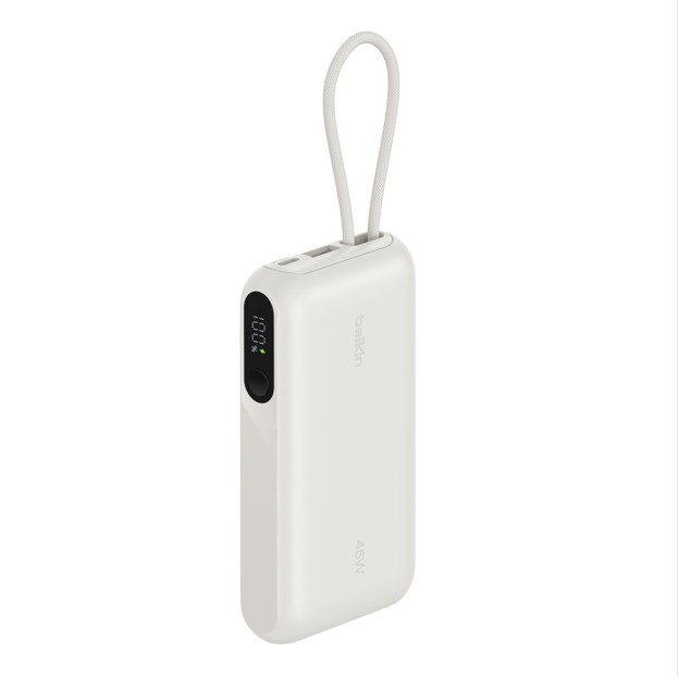 Beyaz arka planda askılı, 45W etiketli ve LED ekranlı beyaz bir Belkin taşınabilir şarj cihazı.