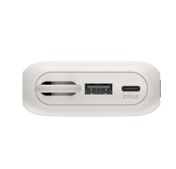 Açık arka planda entegre kablolu, USB-A portlu ve USB-C giriş/çıkış portlu beyaz powerbank portları.