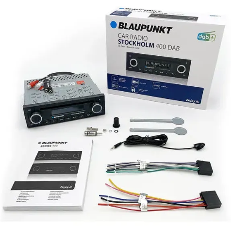 Radio samochodowe Blaupunkt Stockholm 400 DAB z pudełkiem, kablami, anteną i instrukcją na białym tle.