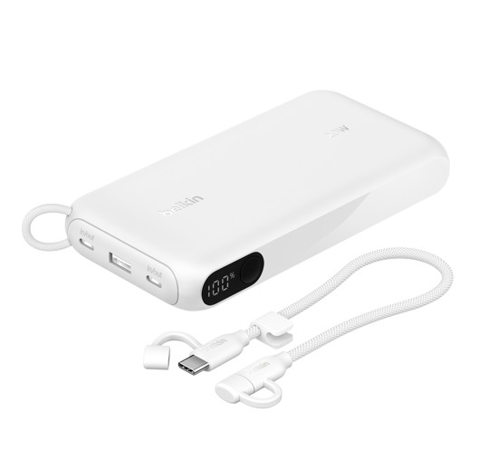 Beyaz arka planda dijital ekranlı, USB bağlantı noktalı ve bağlı beyaz USB-C kablolu beyaz Belkin taşınabilir şarj cihazı.
